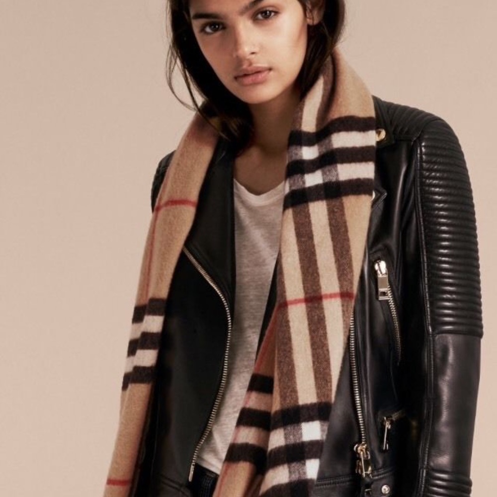 New Burberry Iconic Cashmere Scarf - Picture 6 of 12